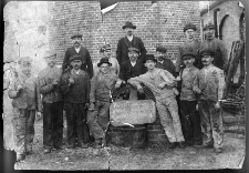 1913 - Fabryka drożdzy - grupa pracowników maszynowni