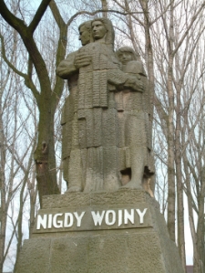 2004 - Pomnik "Nigdy Wojny"