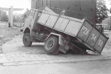 1992 - ul. Dąbrowskiego - parking przy SP3 (studzienka)