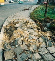 1994 - ul. Armii Poznań - zniszczony chodnik