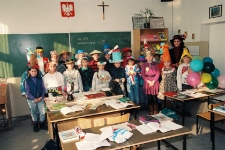 1995 - SP3 - kolorowe kapelusze dzieci