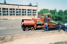 1995 - SP1 - wylewanie betonu pod boisko szkolne